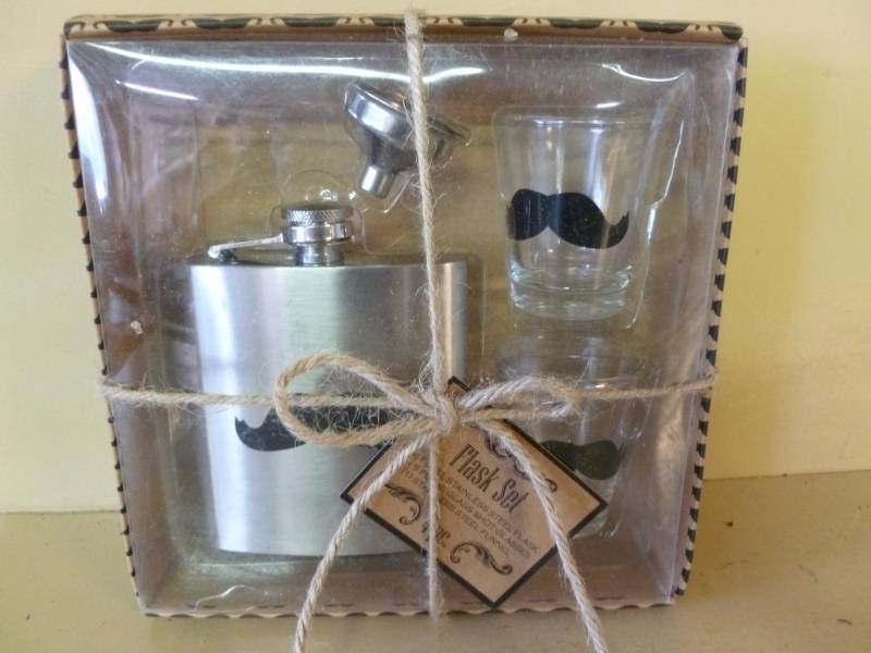 lot 136 image: Flask Set