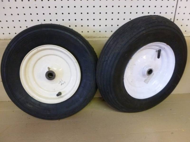 lot 157 image: Wheel Barrow Tire