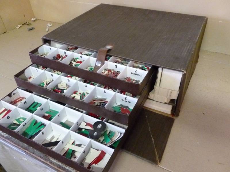 lot 172 image: Sign Cabinet Kit