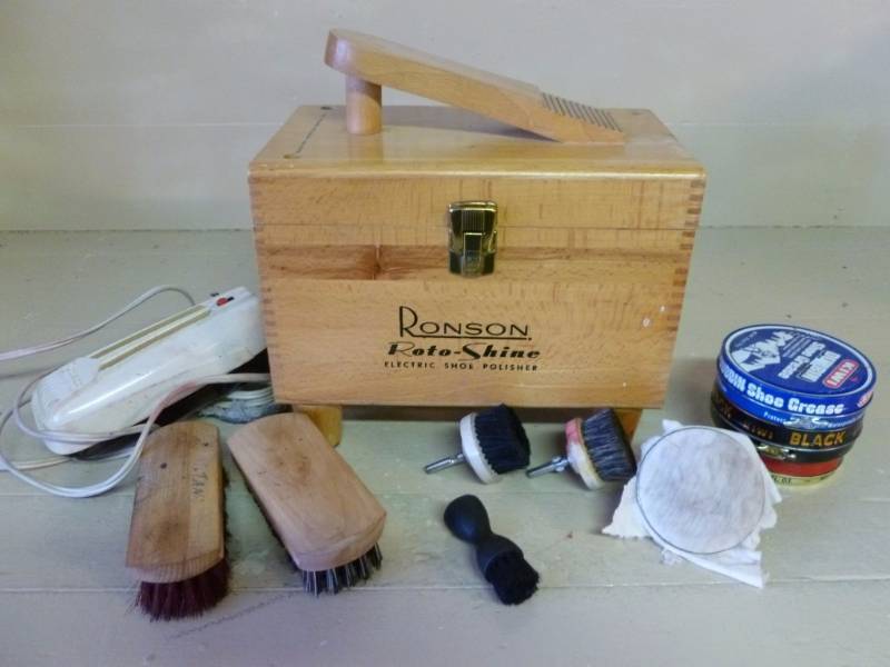 lot 174 image: Vintage Shoe Shine Kit