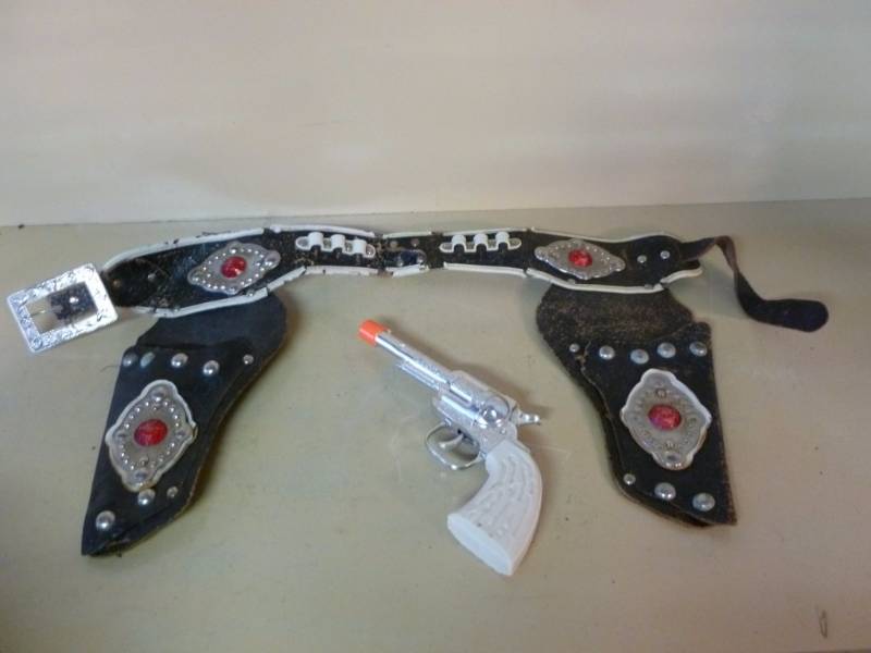lot 182 image: Vintage Cap Gun Holster