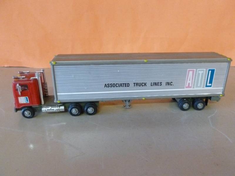 lot 272 image: Vintage Toy