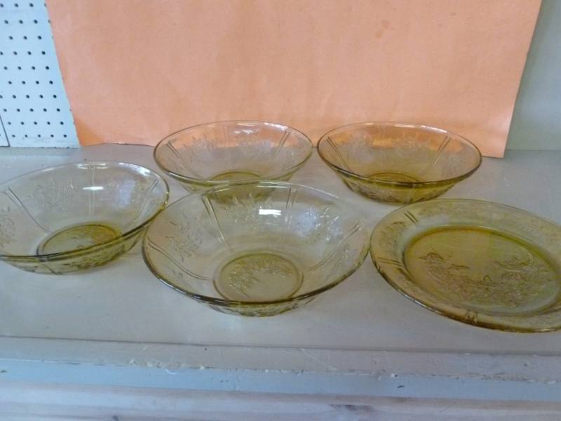 lot 274 image: Depression Glass