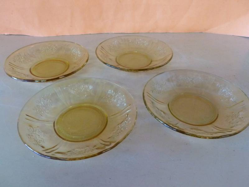 lot 275 image: Depression Glass