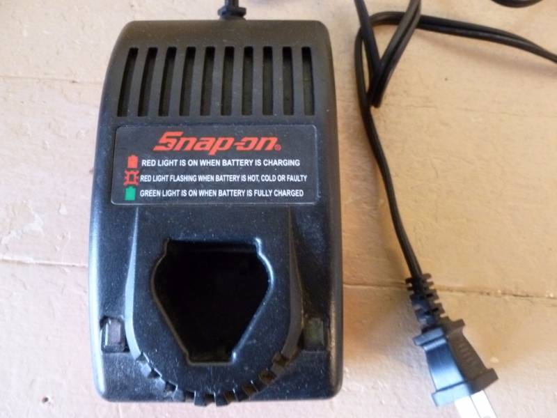 lot 324 image: Snap - On Battery Charger