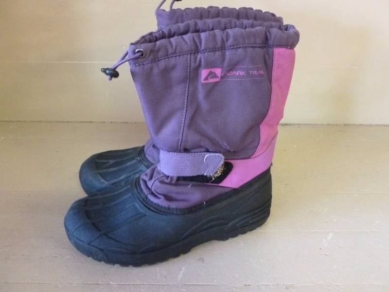 lot 331 image: Boots