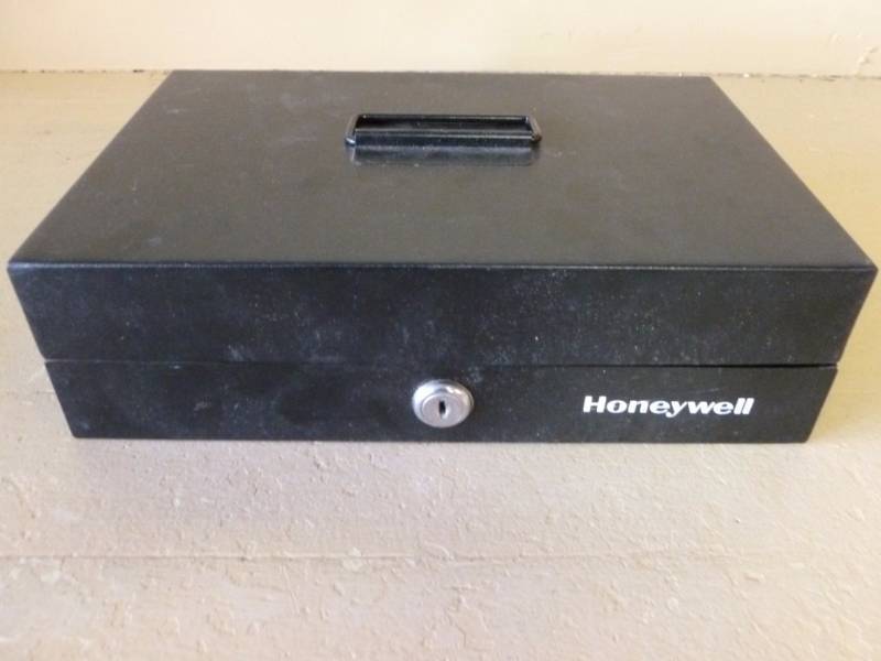 lot 334 image: Cash Box