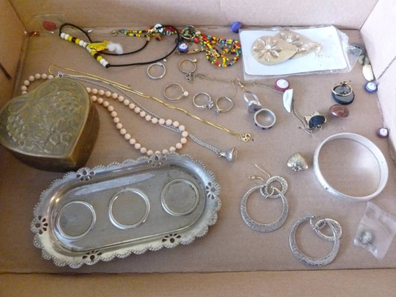 lot 339 image: Jewelry