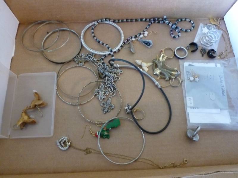 lot 341 image: Jewelry