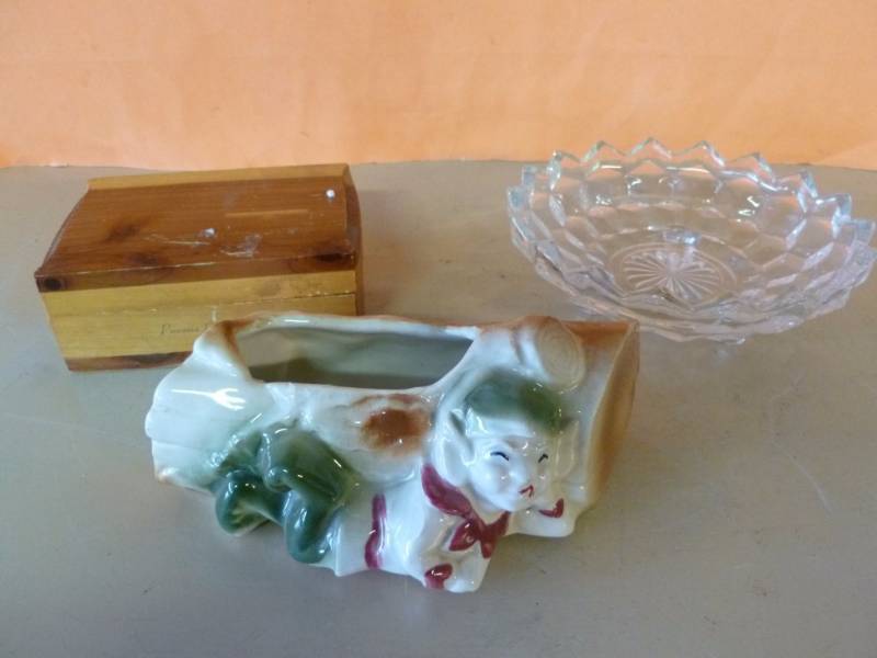 lot 401 image: Cedar Box