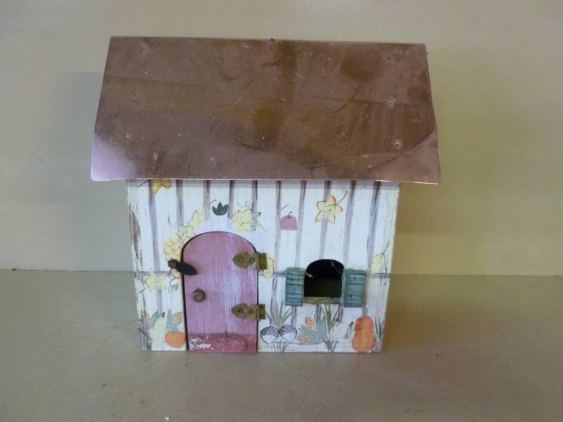 lot 419 image: Decorative Bird House
