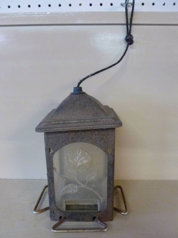 lot 421 image: Bird Feeder