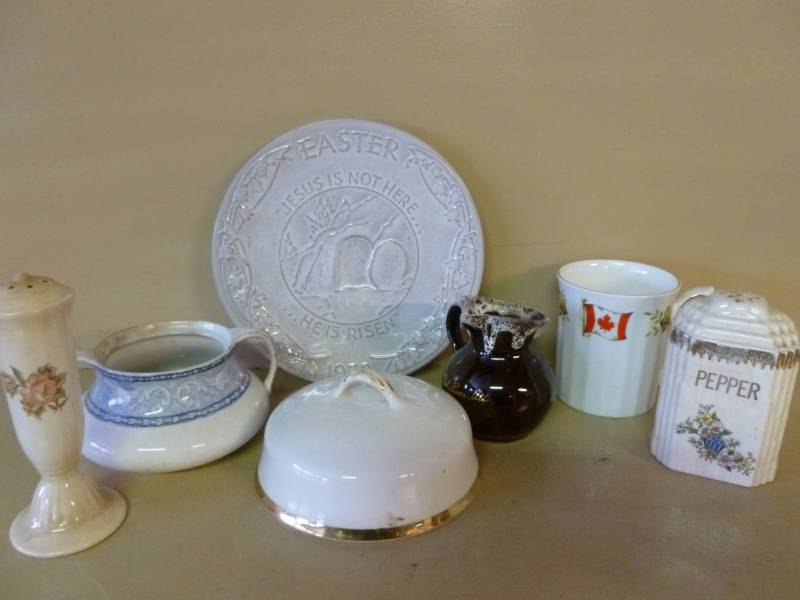 lot 439 image: Salt & Pepper Shaker