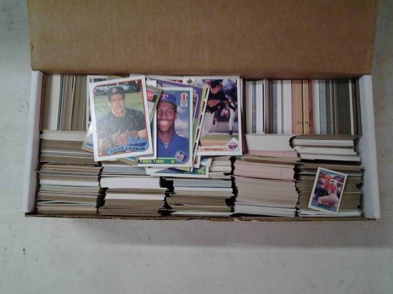 Assorted Baseball Trading Cards 80s-90s
