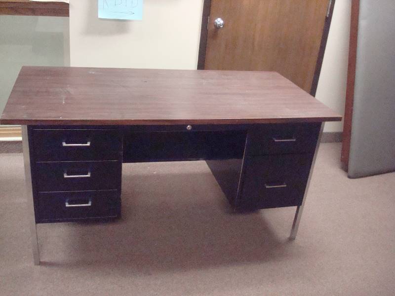lot 7 image: Metal Office Desk
