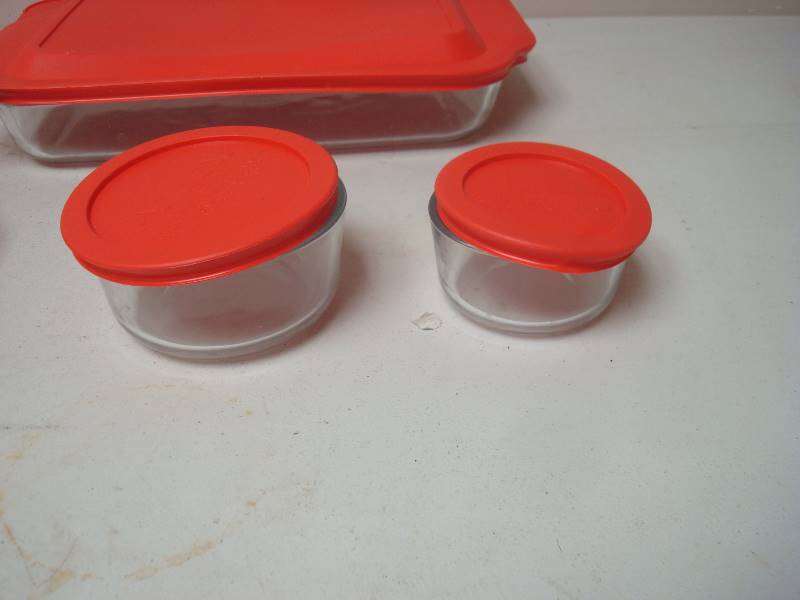 lot 49 image: Lot Of Pyrex Dishes With Covers