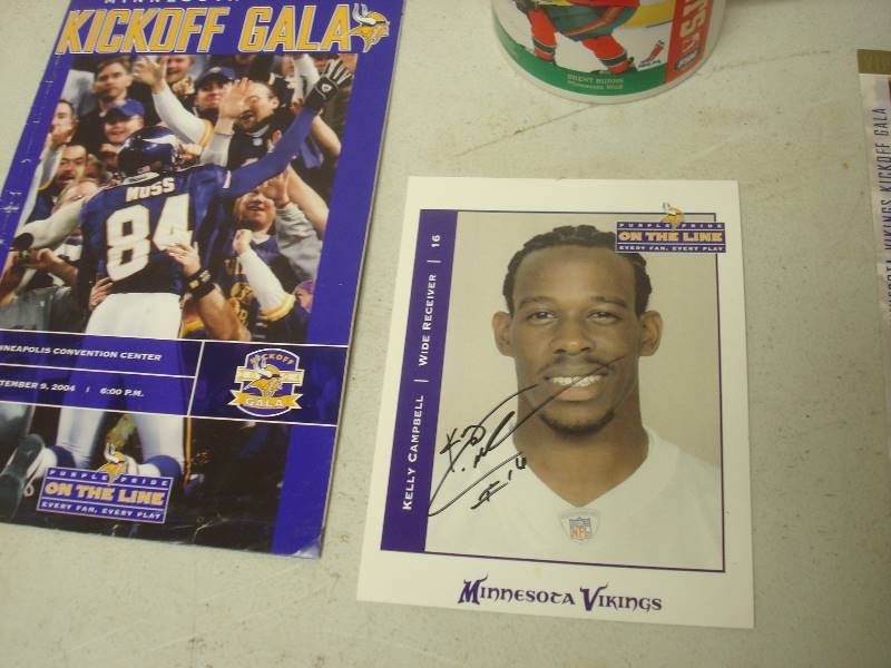 lot 61 image: Minnesota Vikings Items, Randy Moss Autograph
