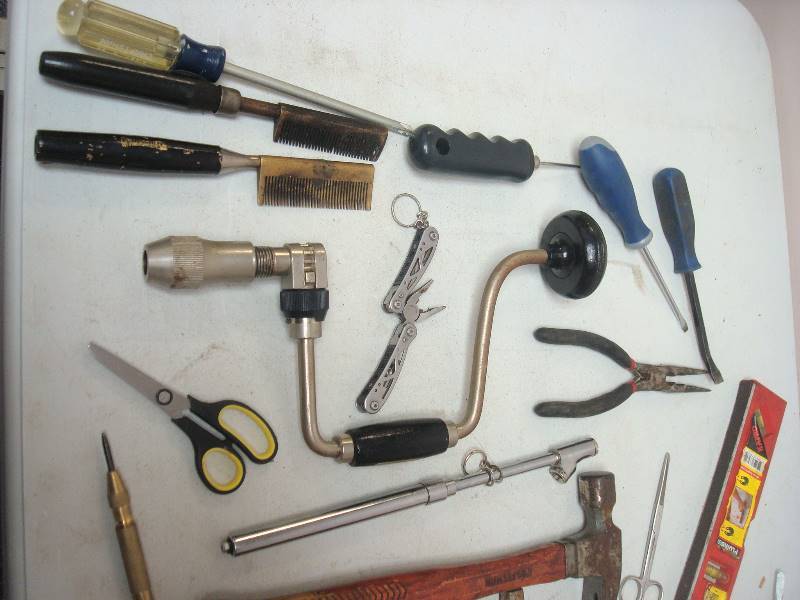 lot 109 image: Tan Bin Filled With Tools