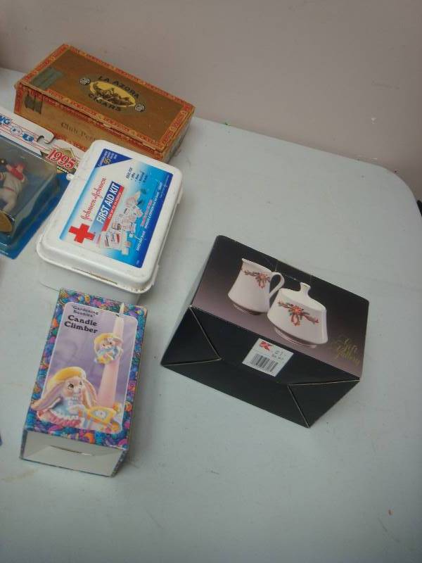lot 118 image: Green Bin With Some Mixed Items