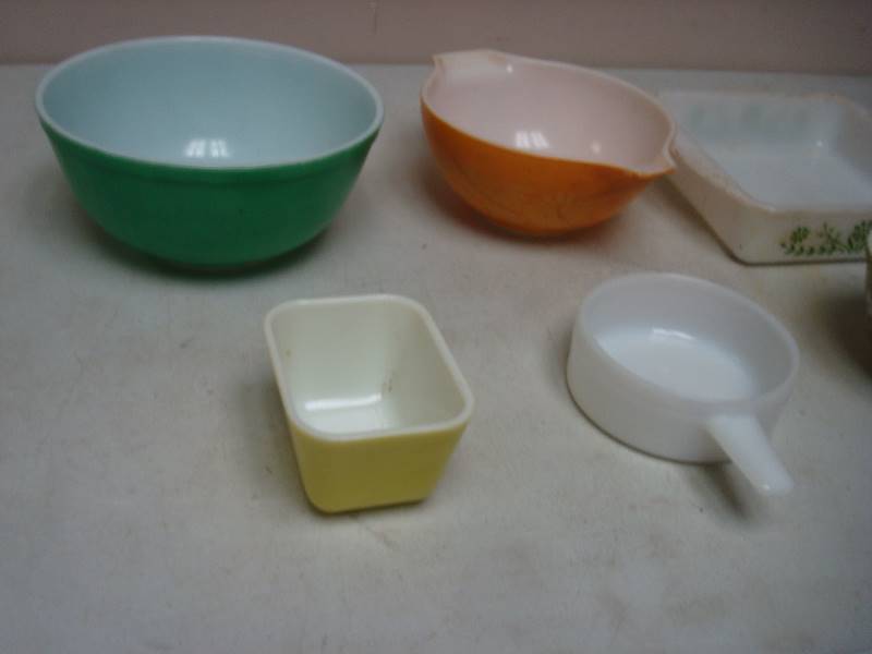 lot 145 image: Lot Of Vintage Dishes, Some Pyrex, Used, Show Wear