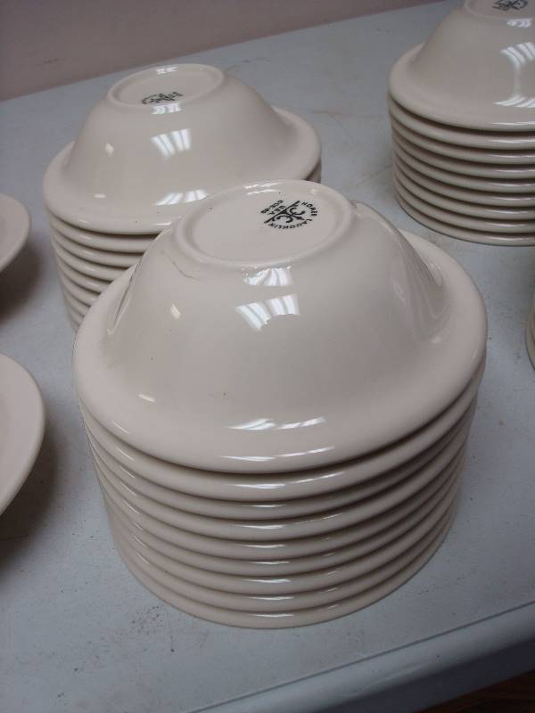 lot 166 image: Box With Some Used Restaurant Bowls