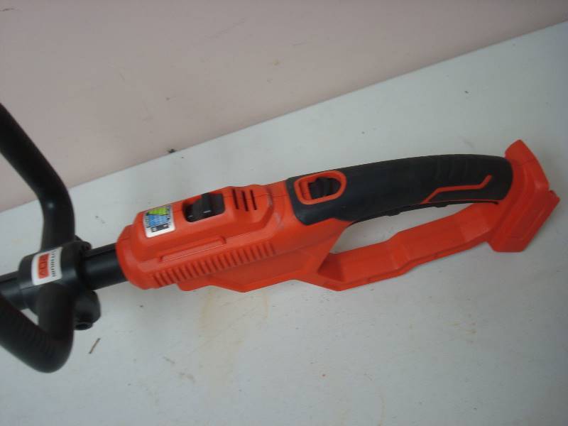 lot 183 image: Black & Decker Weed Wacker, Works, Missing Battery, Missing Wire Spool
