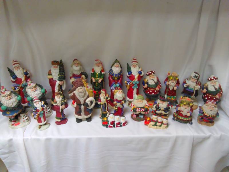 Santa�s Galore Christmas Figurines (23)