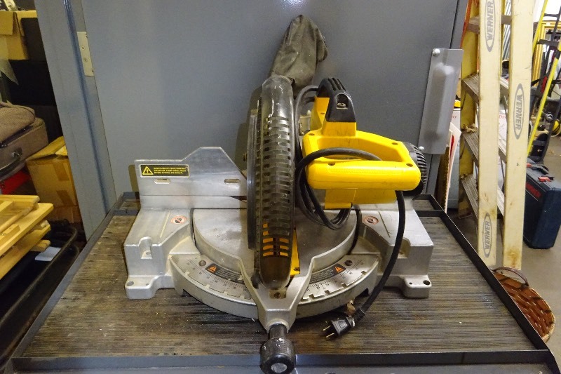 lot 8 image: Dewalt 10 compound miter saw