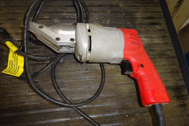 lot 17 image: Heavy Duty Milwaukee Metal Cutting shear