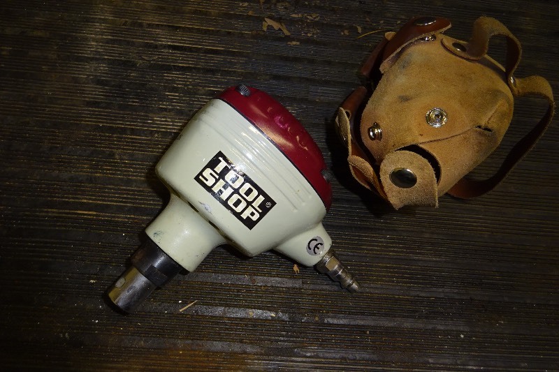 lot 32 image: Tool Shop air palm nailer