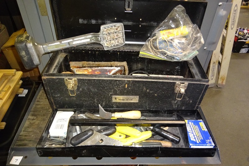 lot 36 image: Carpet tools