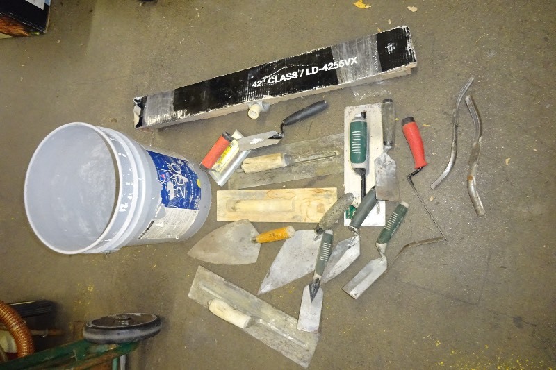 lot 44 image: Bucket of cement tools