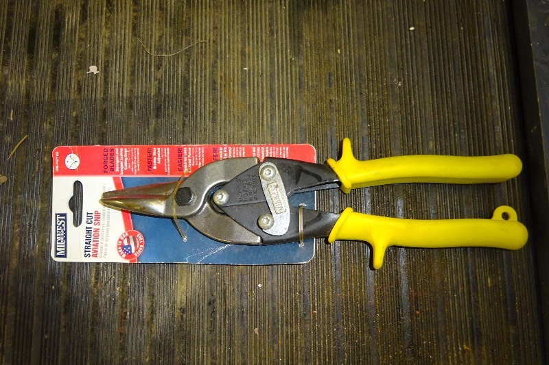 lot 68 image: Midwest straight cut tin snips