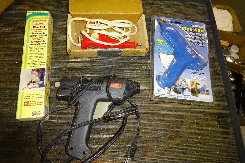 lot 80 image: Engraver, glue gun, glue sticks