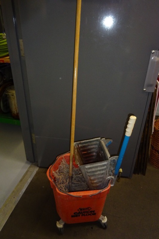 lot 98 image: Mop bucket