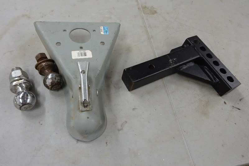 lot 100 image: Tongue hitch