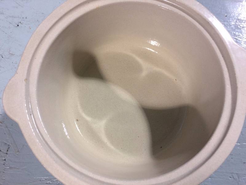 lot 10 image: Roseville 2QT bean pot