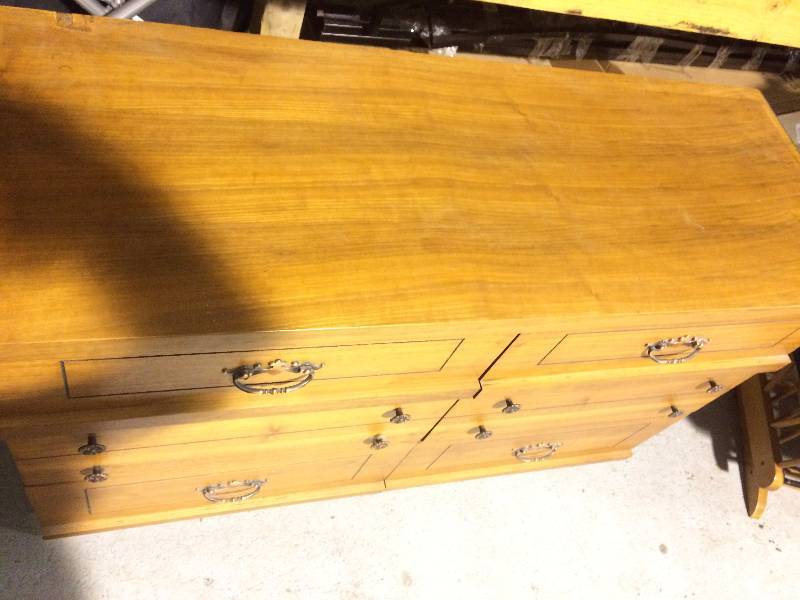 lot 21 image: 6 Drawer Dresser