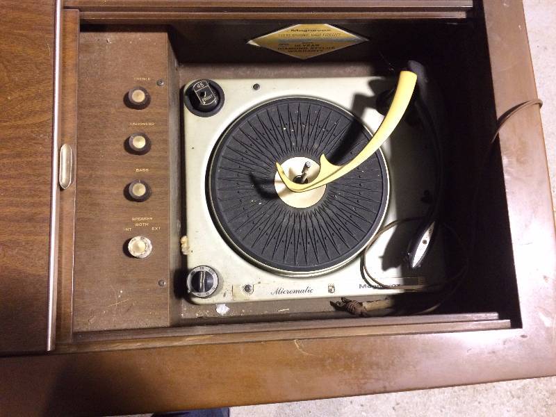 lot 27 image: Record Player