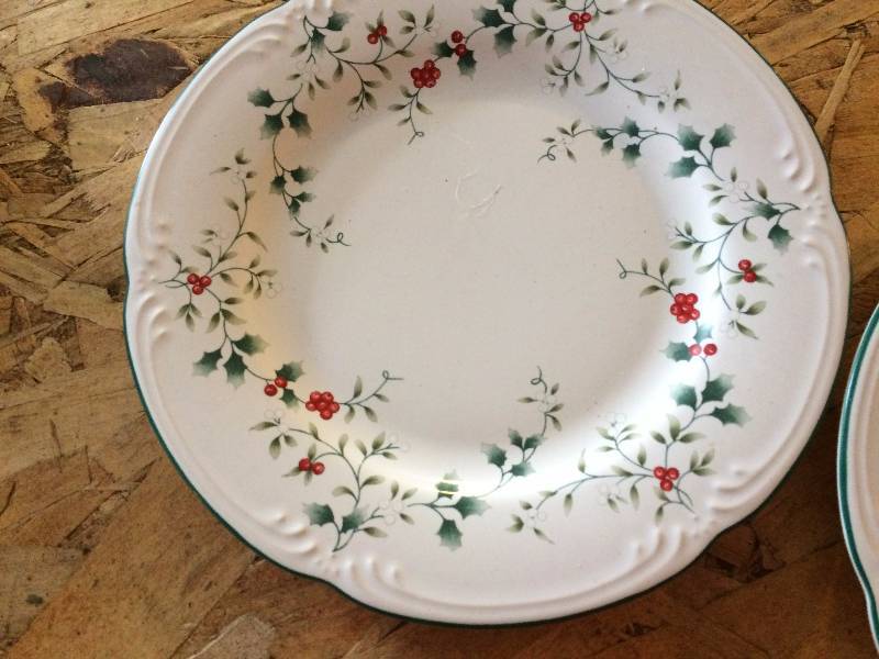 lot 38 image: Christmas dishes