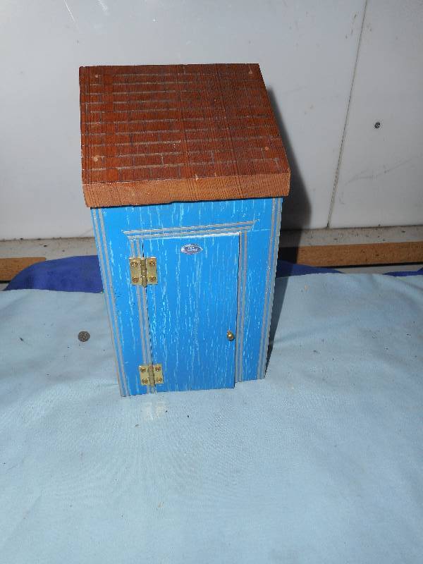 WOODEN FORD OUT HOUSE
