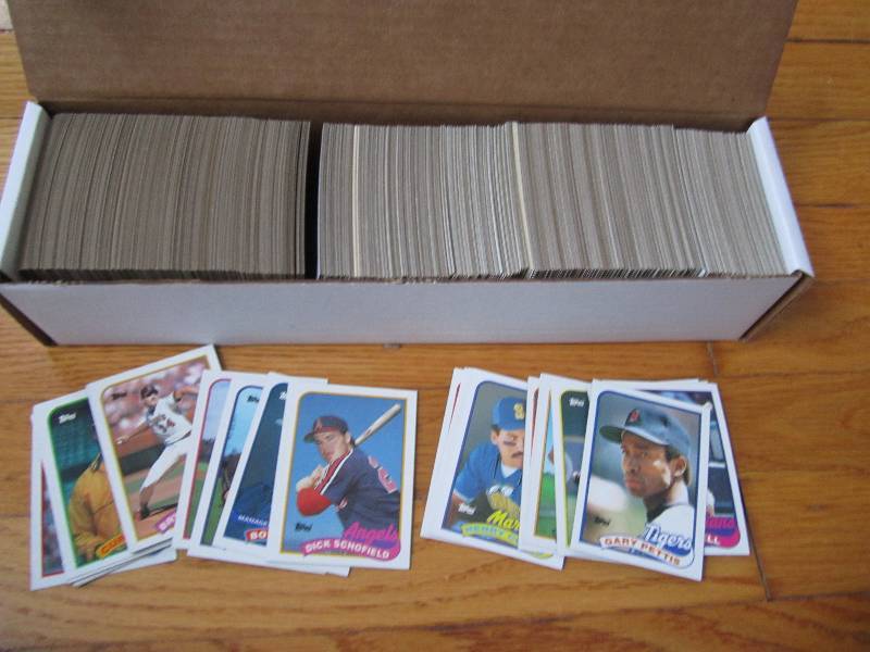 Box of 1989 Topps baseball cards...
