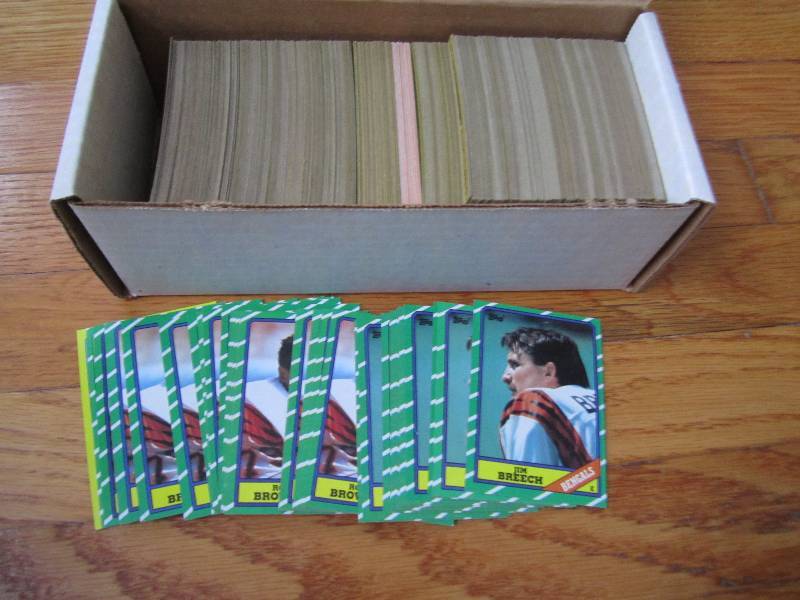 Box of 1986 Topps football cards...