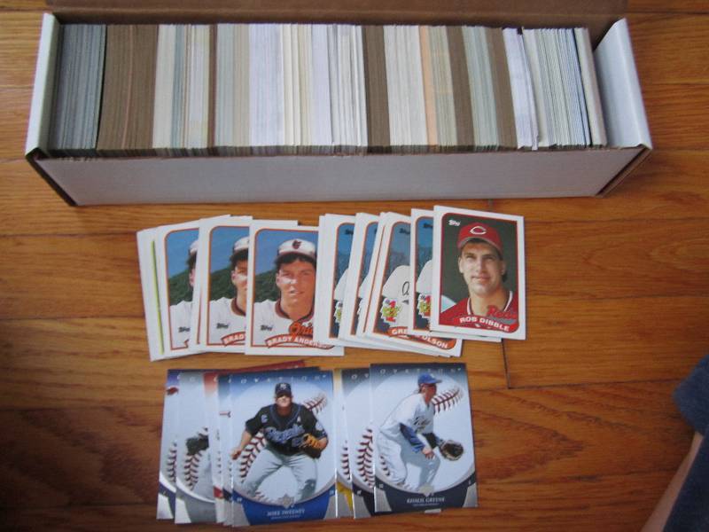 Box of mixed baseball cards...