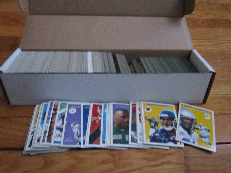 Box of 2000 Fleer Tradition footbal...