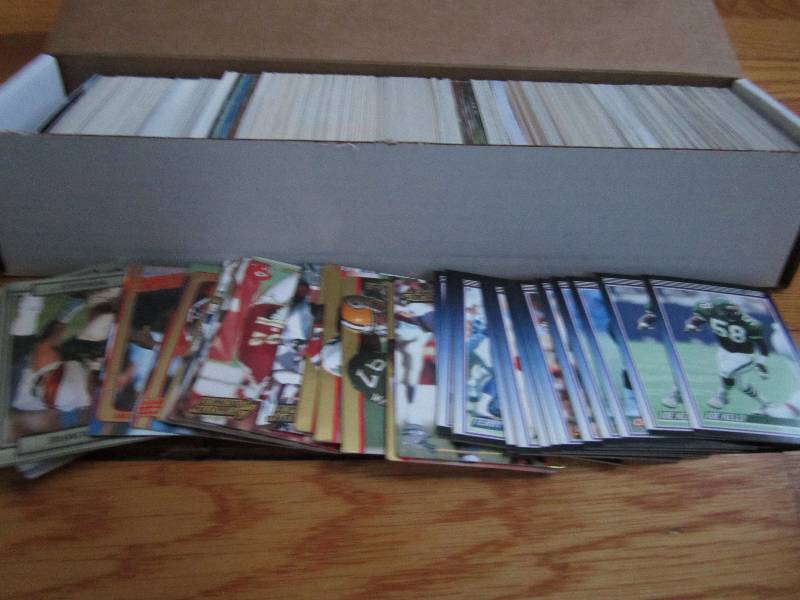 Box of mixed foot ball cards...