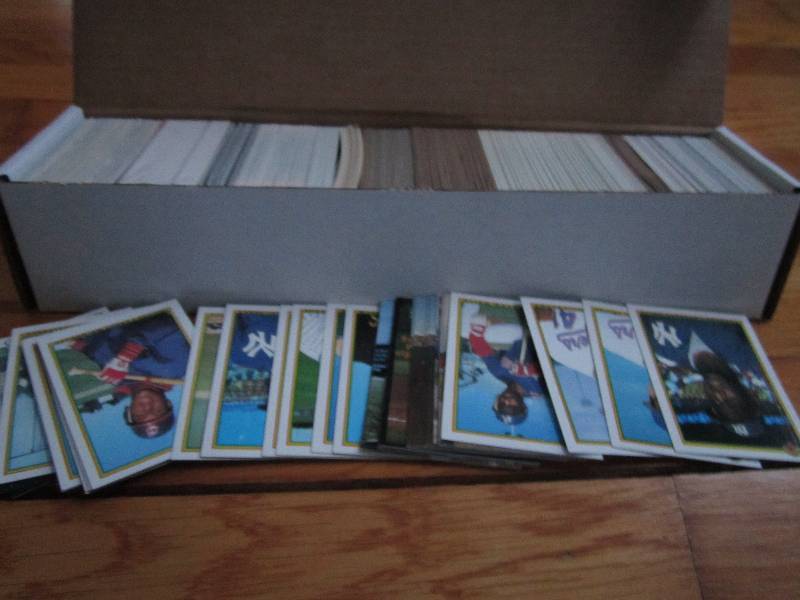 Box of mixed baseball cards...