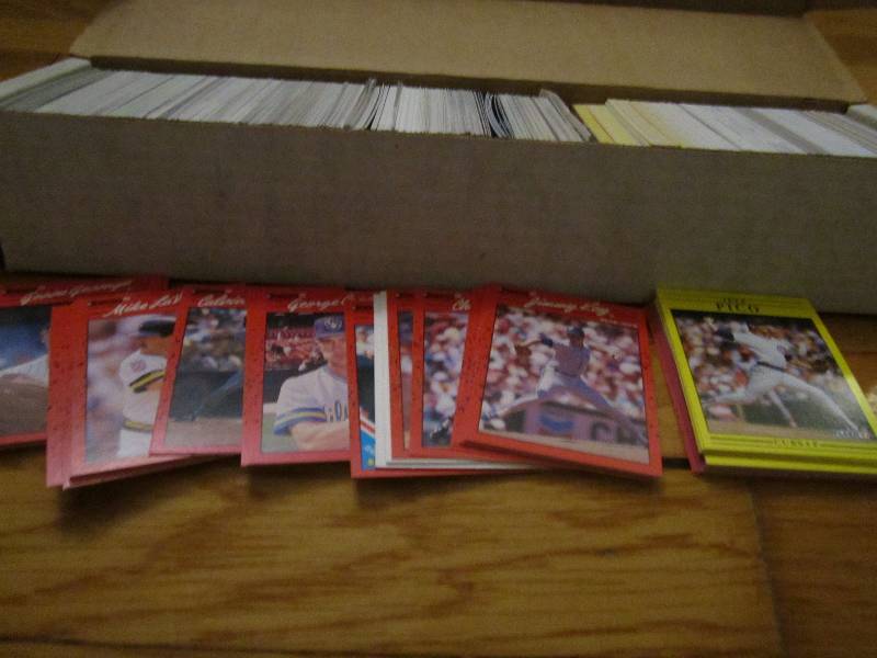 Box of mixed baseball cards...