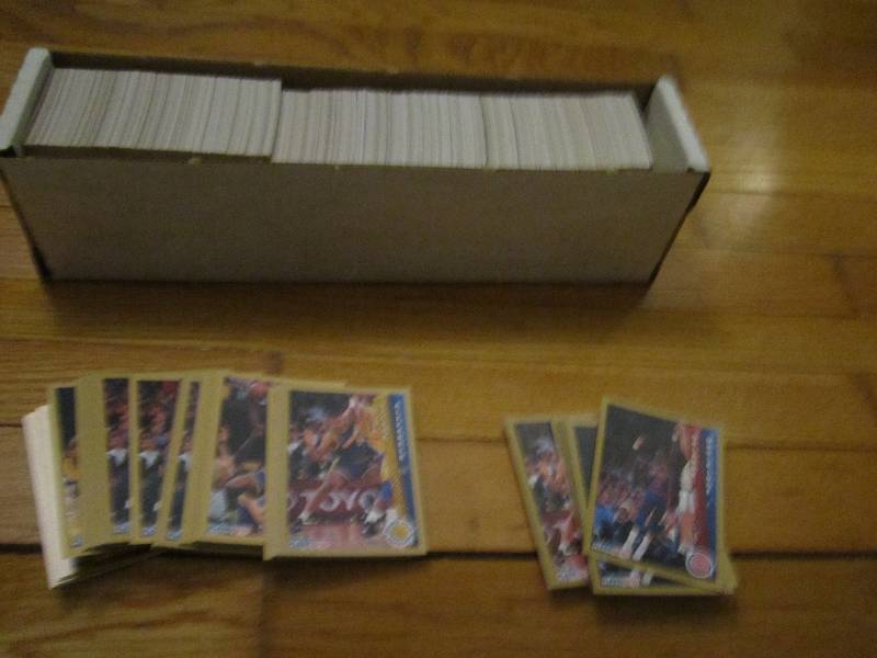 Box of 1992-93 Fleer basketball car...