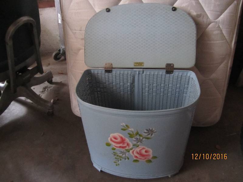 lot 200 image: Vintage laundry hamper in good cond...